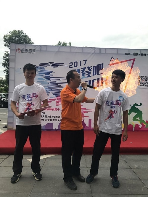 主持人采訪海藍機電員工 主持人采訪海藍機電員工